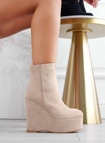 Bottines beige en daim avec semelle compensée