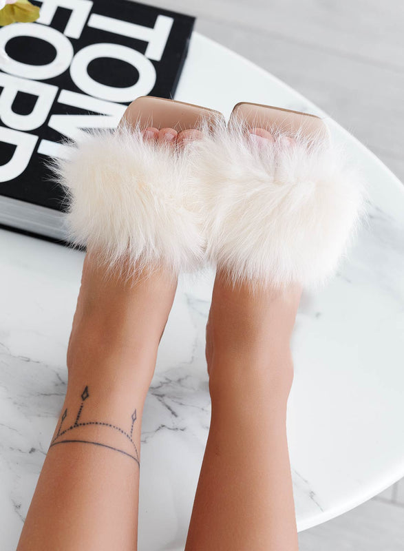 Sandali beige a ciabatta con ecopelliccia