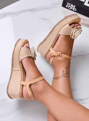 AMELIA - Beige Platform Sandals with Two-Tone Crochet Flower