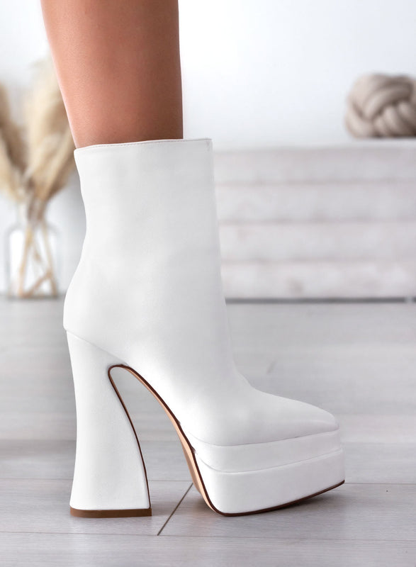 LEGACY - Alexoo white ankle boots with pointed toe and curved heel