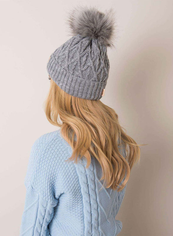 Cappello grigio imbottito con pompon in ecopelliccia