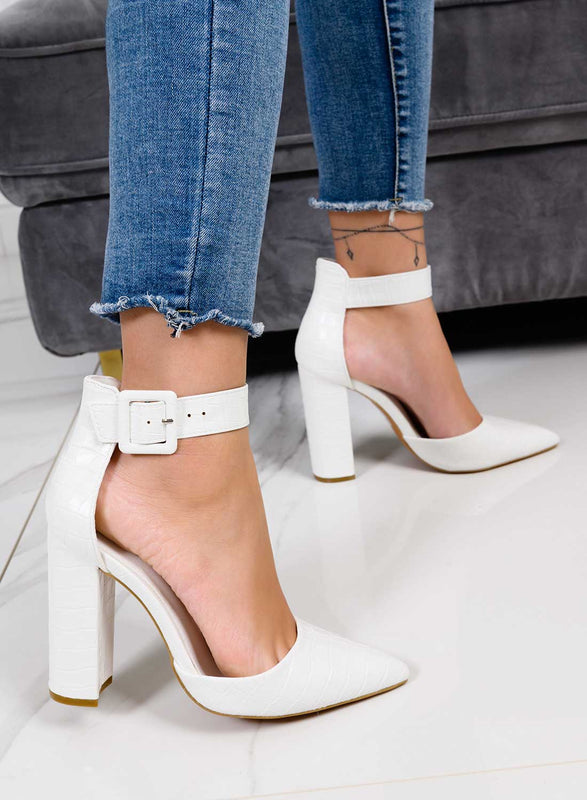 Zapatos de salón blancos con correa y tacón cómodo