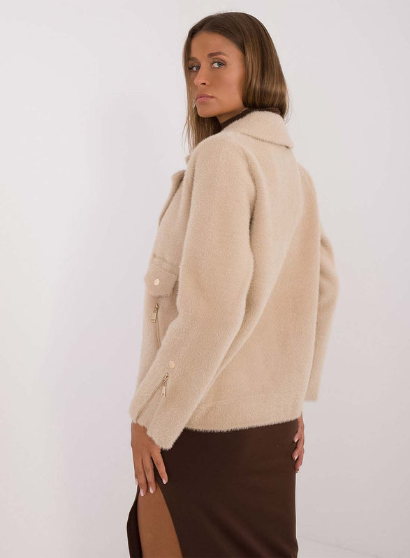 Veste courte beige en laine avec boutons dorés