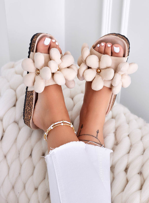 BARBARA - Sandalias tipo chancla beige con flores suaves