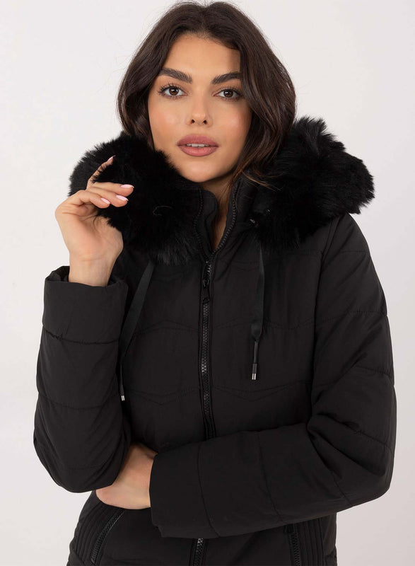 Chaqueta negra acolchada corta con capucha de piel sintética