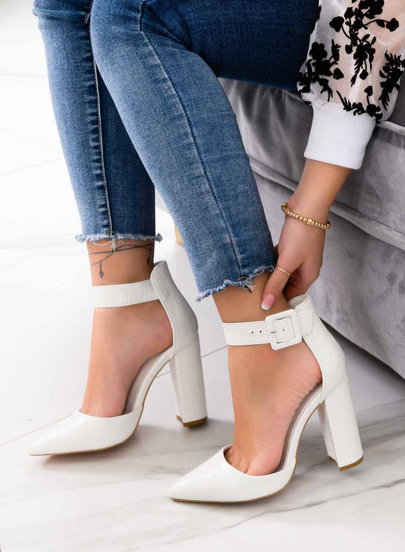 Zapatos de salón blancos con correa y tacón cómodo