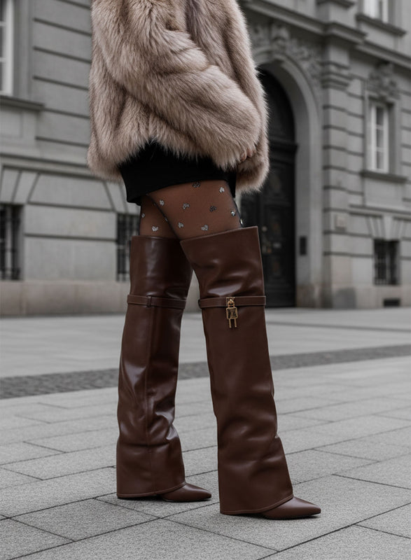 STEFANY - Stivali alti marroni con tacco largo e lucchetto oro