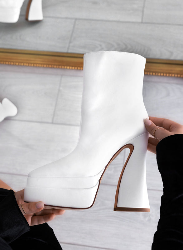 LEGACY - Alexoo white ankle boots with pointed toe and curved heel