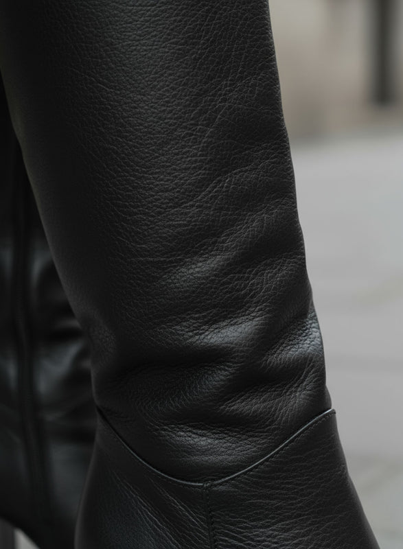 ERIKA - Stivali alti neri in ecopelle martellata con tacco comodo