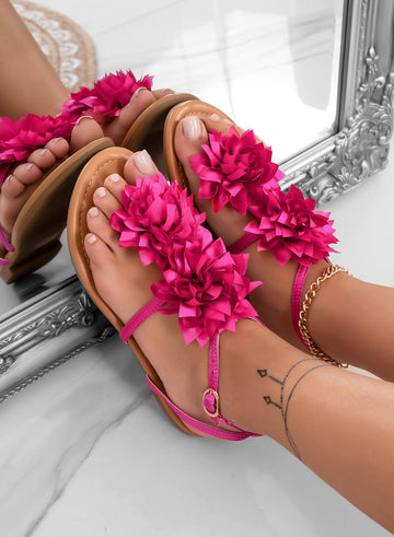CONNIE - Sandalias tipo chancla fucsia de raso con flor aplicada