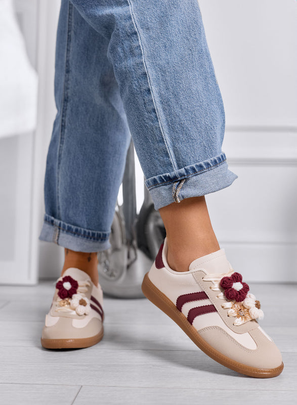 MELISSA - Zapatillas beige y burdeos con flores de crochet