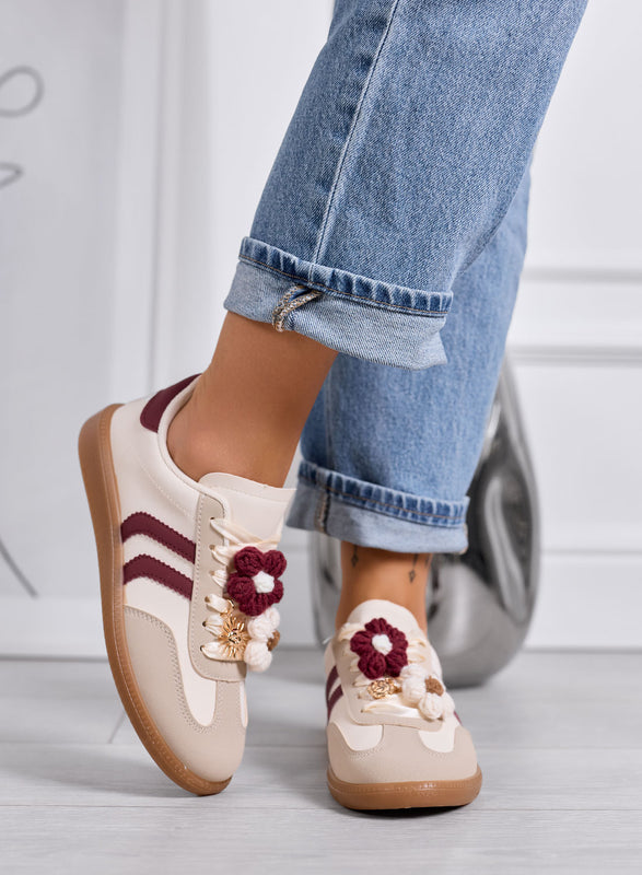 MELISSA - Zapatillas beige y burdeos con flores de crochet