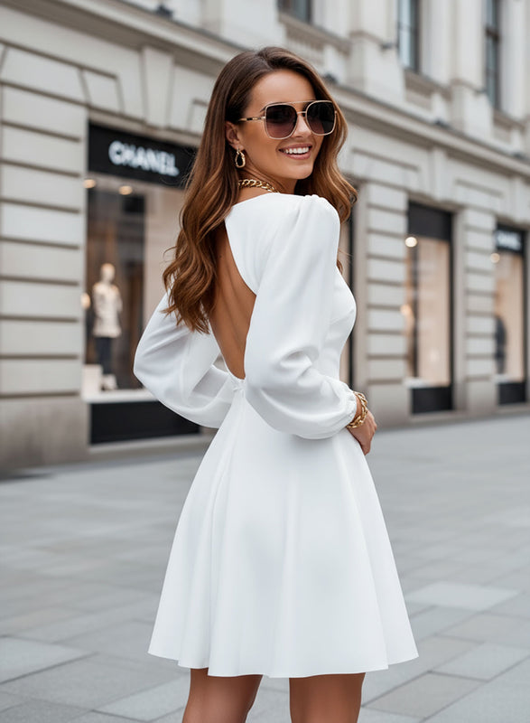 Robe blanche avec décolleté dans le dos