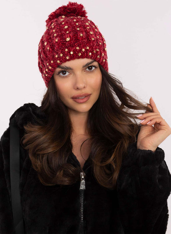 Cappello rosso imbottito con strass e pompon