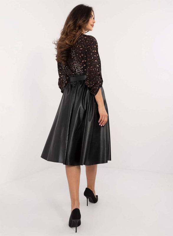 Jupe midi noire en similicuir avec ceinture