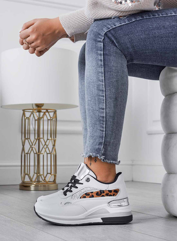 Baskets blanches avec empiècements pailletés et imprimé léopard