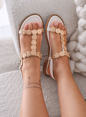 MORENA - Sandalias planas blancas con apliques de monedas doradas