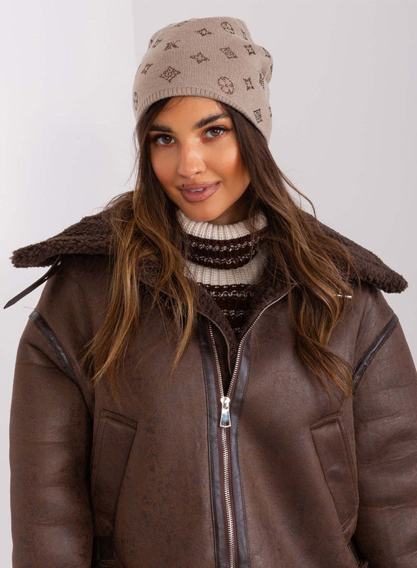 Sombrero acolchado color barro con aplicaciones de strass