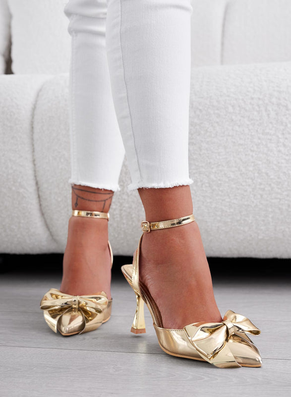 MIRABEL - Open metallic gold pumps with anklet and bow