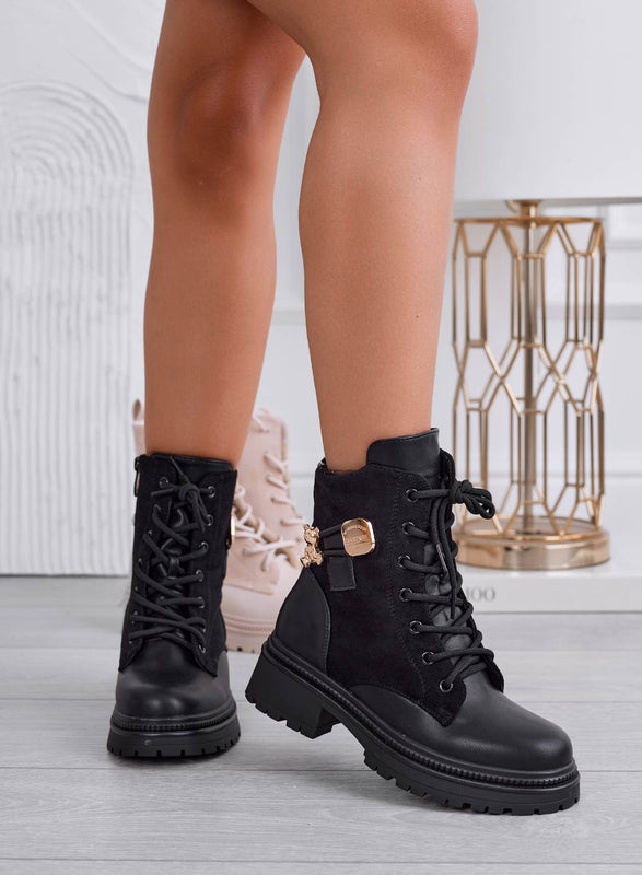 GEMMA - Bottines noires style militaire avec broche teddy dorée