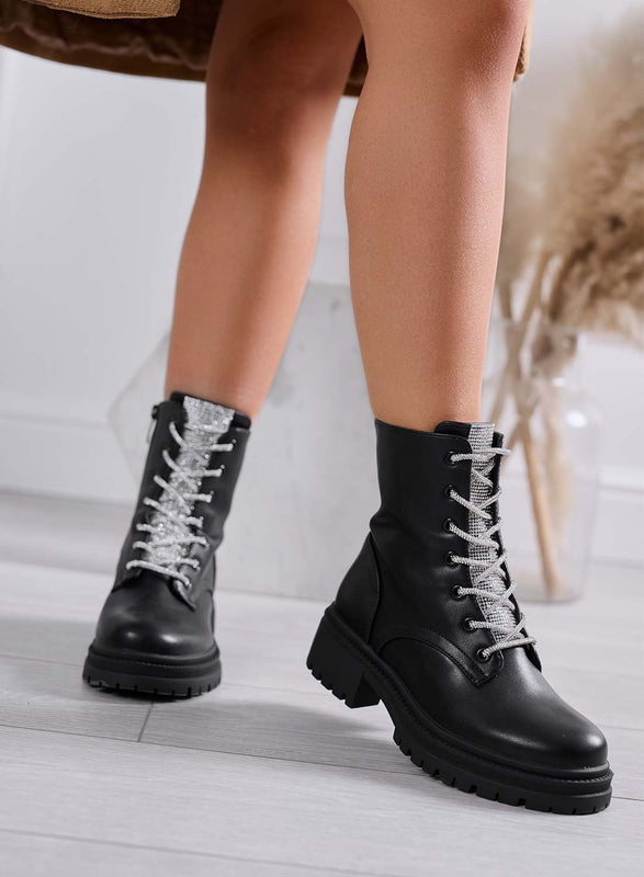 MOIRA - Bottines noires style rangers Alexoo avec lacets et languette ornée de bijoux