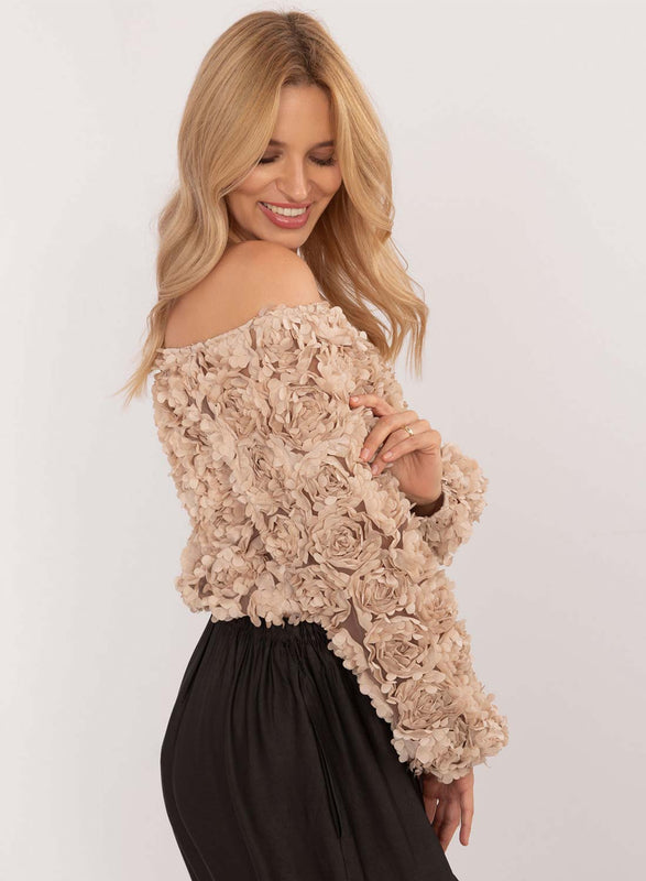 Pull beige avec applications florales et encolure bateau