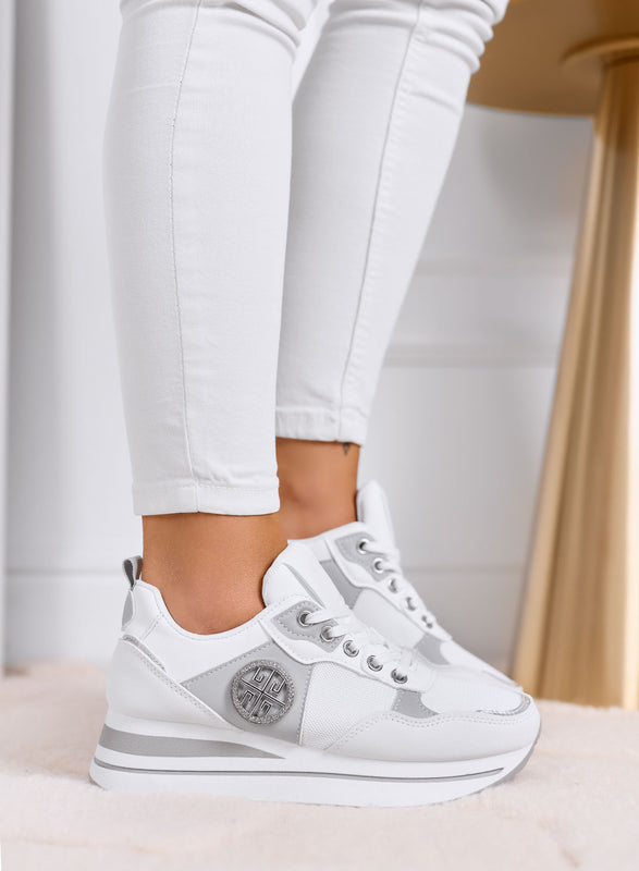 MALIA - Sneakers bianche con logo laterale e zeppa comoda