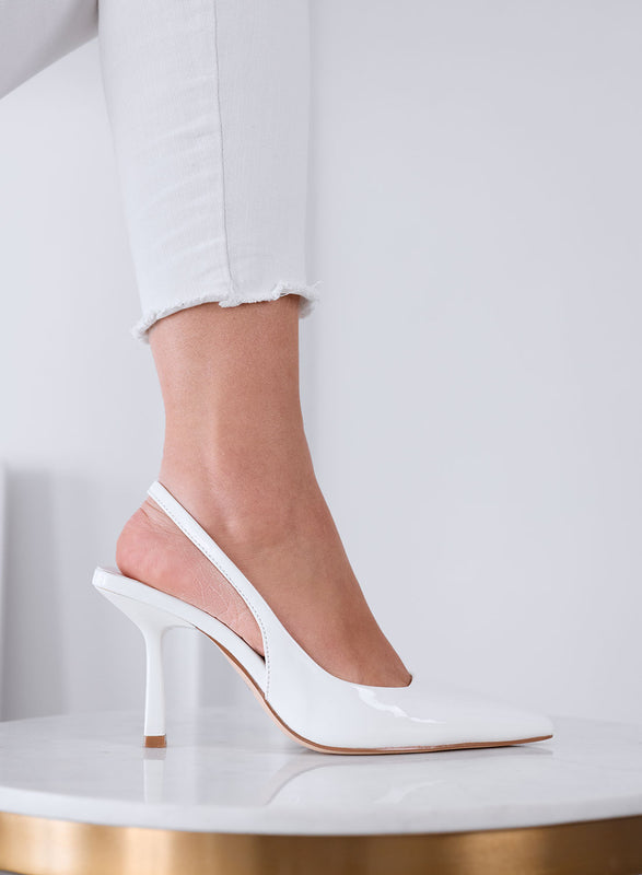 NAOMI - Escarpins Slingback blancs en vernis à bout pointu avec talon