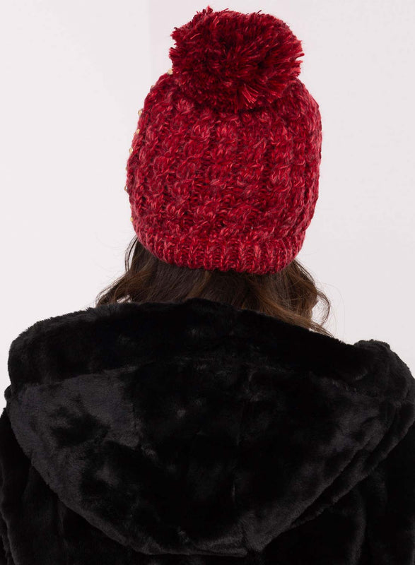 Cappello rosso imbottito con strass e pompon