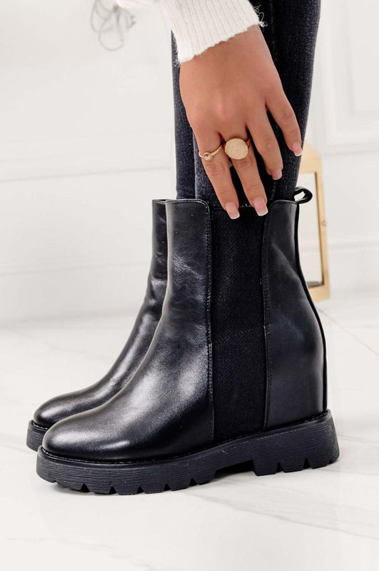 LINDY - Black ankle boots with inner wedge and side spring