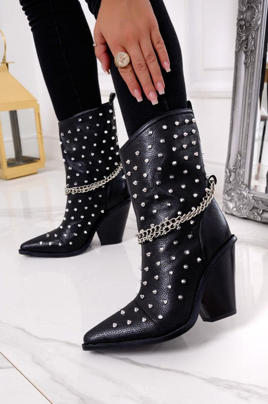 EVELIN - Black cowboy boots with studs and chain