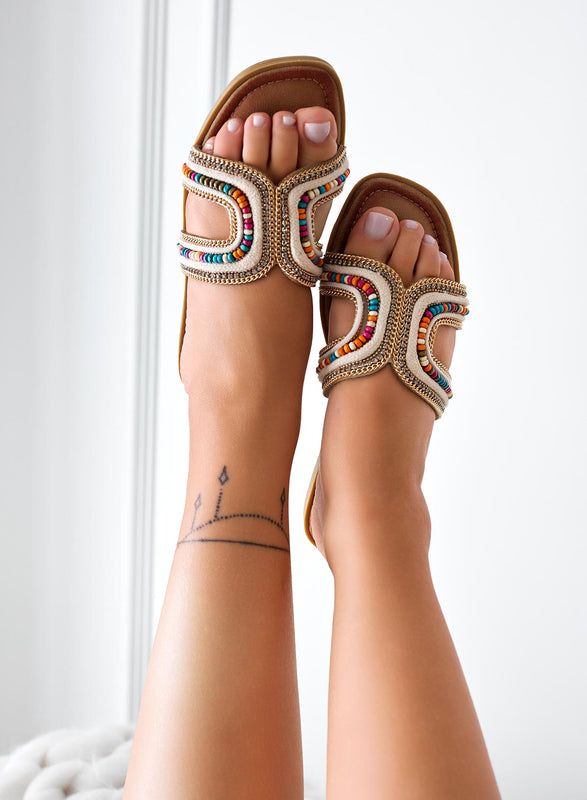Sandalias beige tipo chancla con piedras multicolor