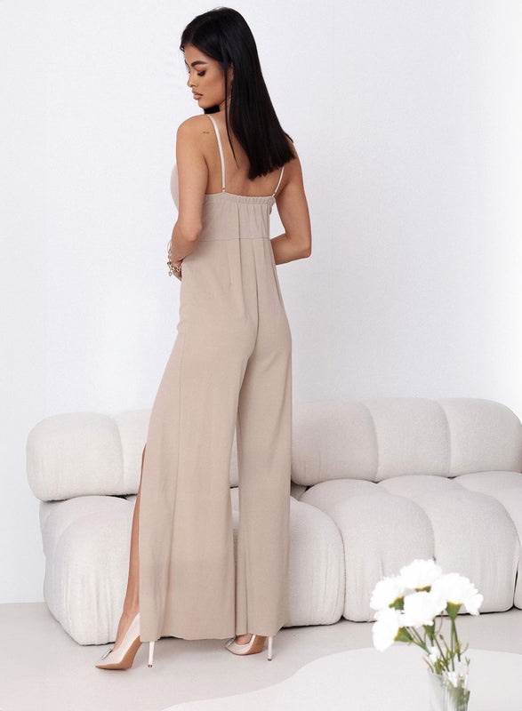 Mono elegante beige con aberturas en las piernas