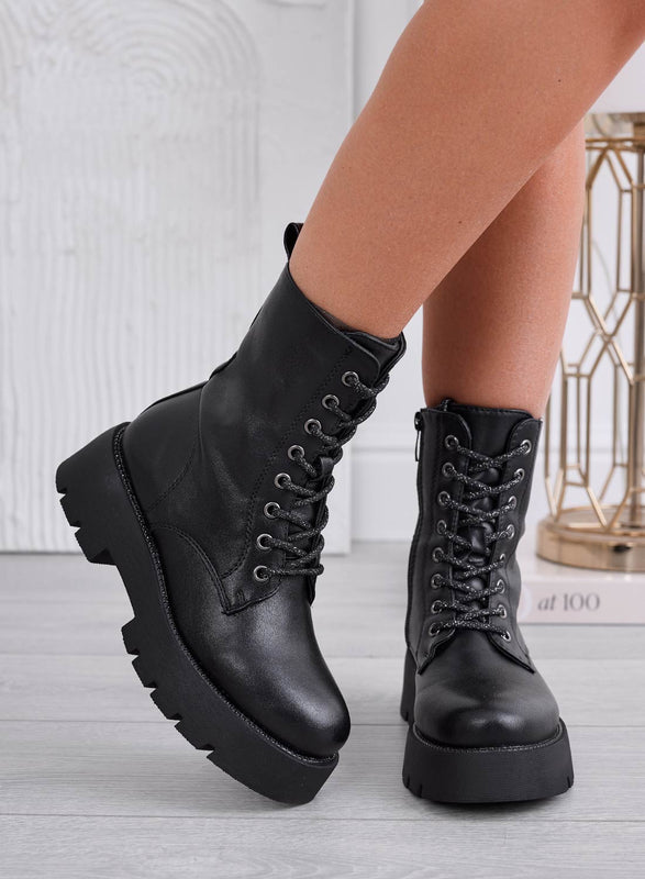 TRACY - Black ankle boots with laminated laces