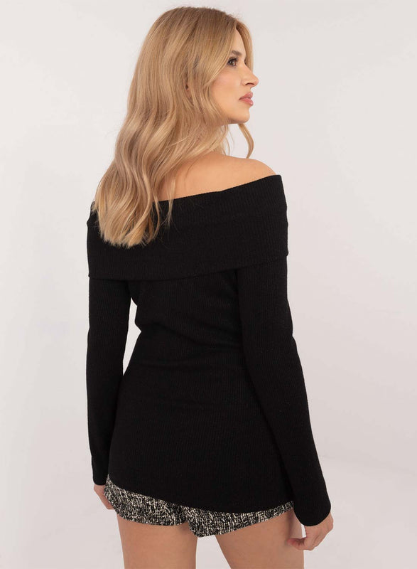 Pull noir à encolure bateau