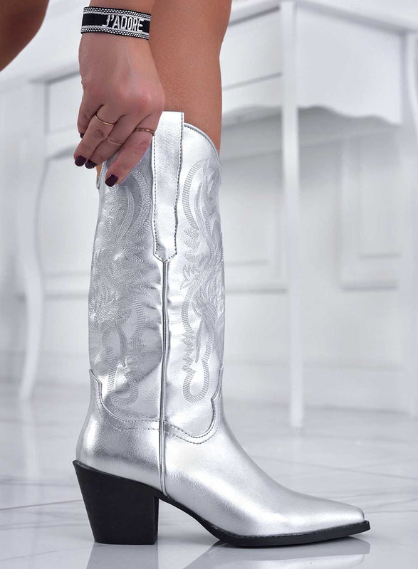 PAMPLONA - Metallic silver camper boots with Alexoo embroidery