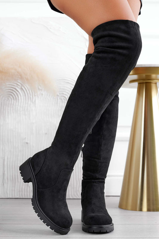 Botas negras de ante por encima de la rodilla