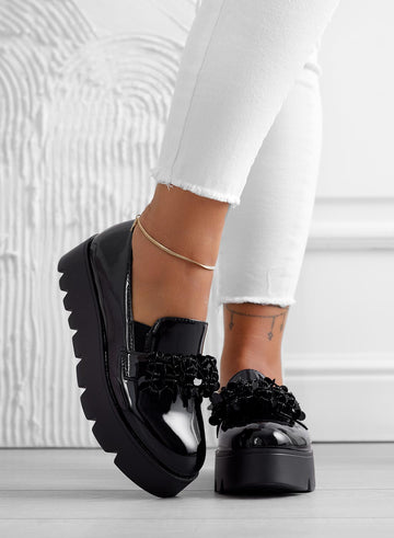 Mocassins noirs en vernis avec applications