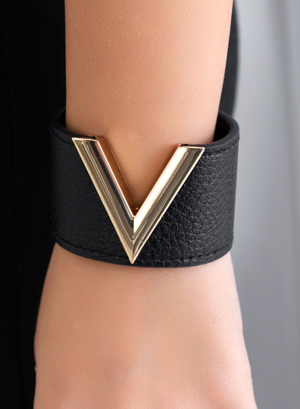 Bracelet noir avec V en or