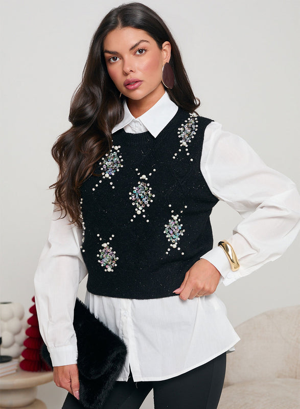 Camisa blanca con chaleco negro decorado con lentejuelas y perlas