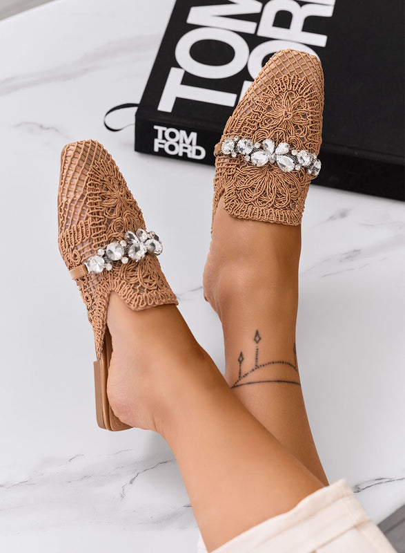 ORIETTA - Zueco de encaje color barro con strass y punta cuadrada