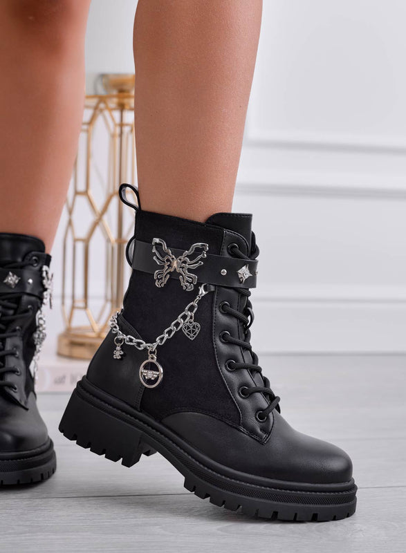 EDDY - Botines negros tipo militar con mariposa y dijes