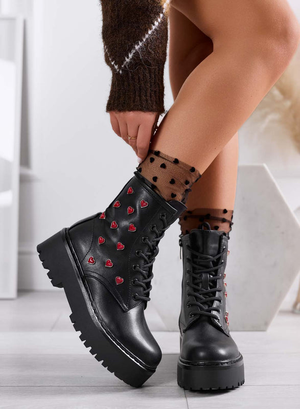 ODESSA - Botines negros tipo militar Alexoo con apliques de corazones rojos