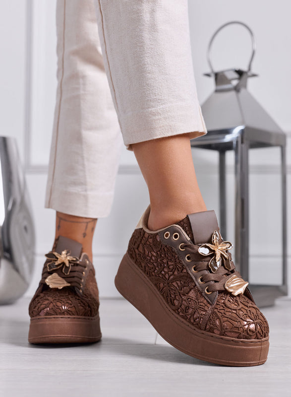 HOPE - Sneakers Donna Marroni in Pizzo con Applicazioni Floreali Oro