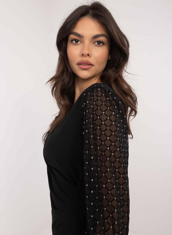 Vestido negro con mangas de gasa