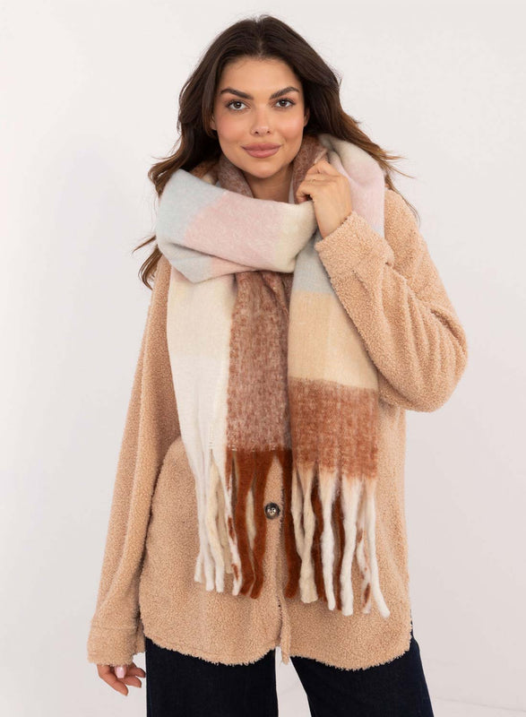 Bufanda oversize en tonos beige y marrón