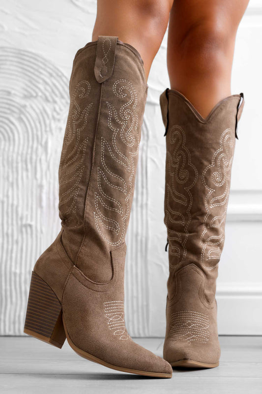 Brown camper boots with embroidery