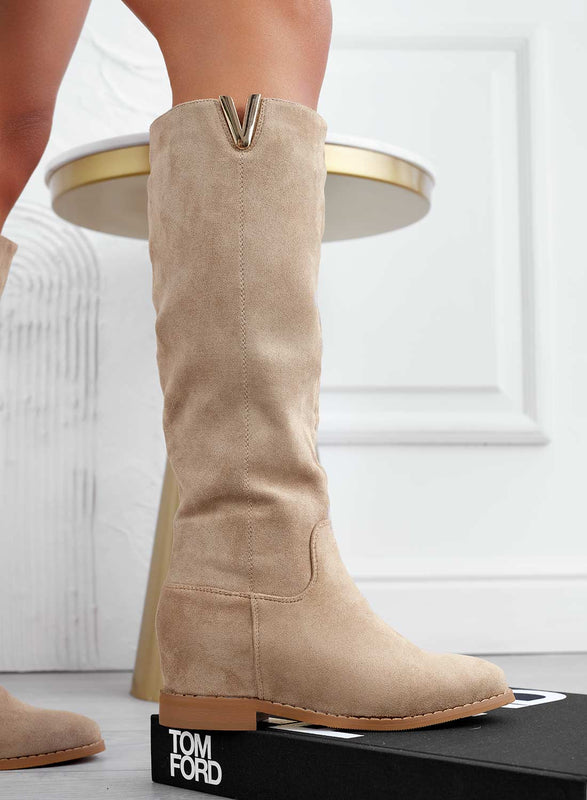 Bottes en daim couleur boue avec semelle compensée intérieure