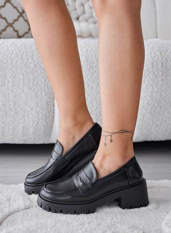 SOBRA - Classic black loafers with platform