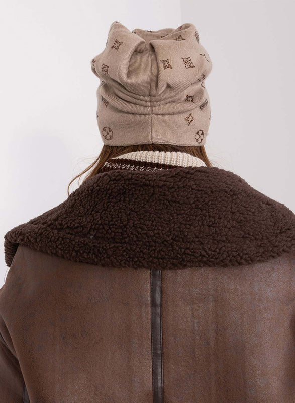 Sombrero acolchado color barro con aplicaciones de strass